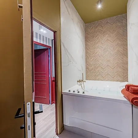 Cozy Flat With Jacuzzi 2bdr 2wc Parijs